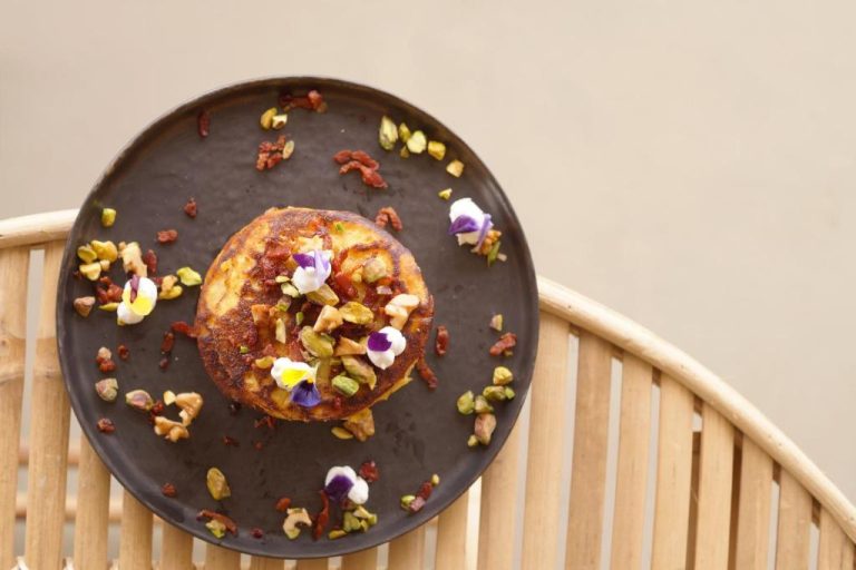 Desayuno gourmet con frutos secos y flores comestibles en Yucca Mini Boutique Hotel Adults Only