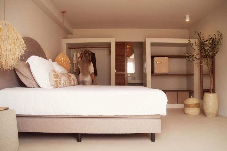 Habitación doble con cama king y vestidor integrado en Yucca Mini Boutique Hotel Adults Only
