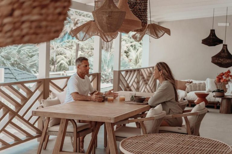 Pareja disfrutando del desayuno en la terraza del Yucca Mini Boutique Hotel Adults Only