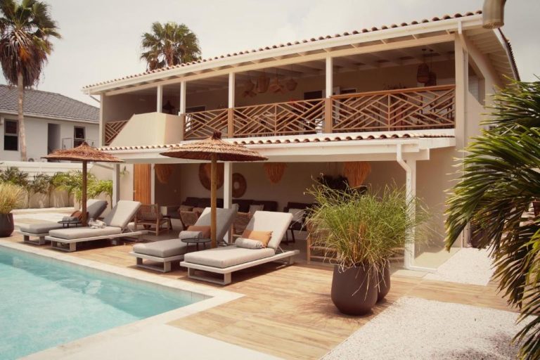 Piscina exterior con tumbonas y terraza del Yucca Mini Boutique Hotel Adults Only en Curazao