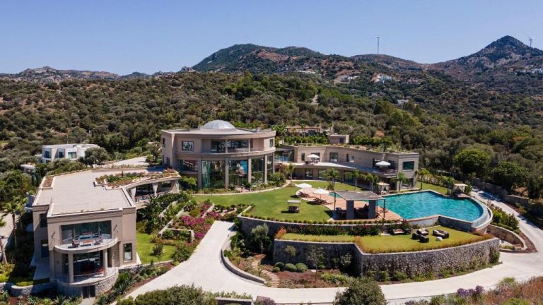 Vista aérea de la lujosa villa Ailla Yalıkavak con piscina exterior y jardines frente a las montañas