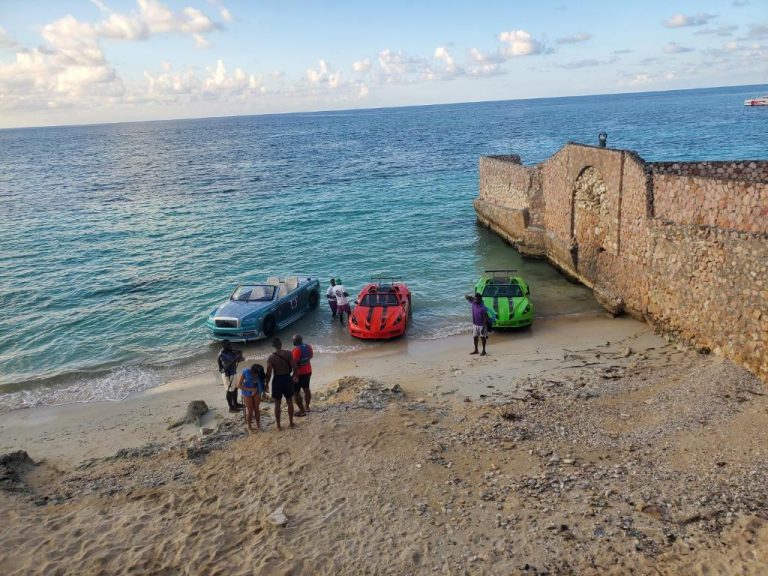 Autos anfibios de colores en la playa del hotel Evelin's On The Beach con vista al mar Caribe