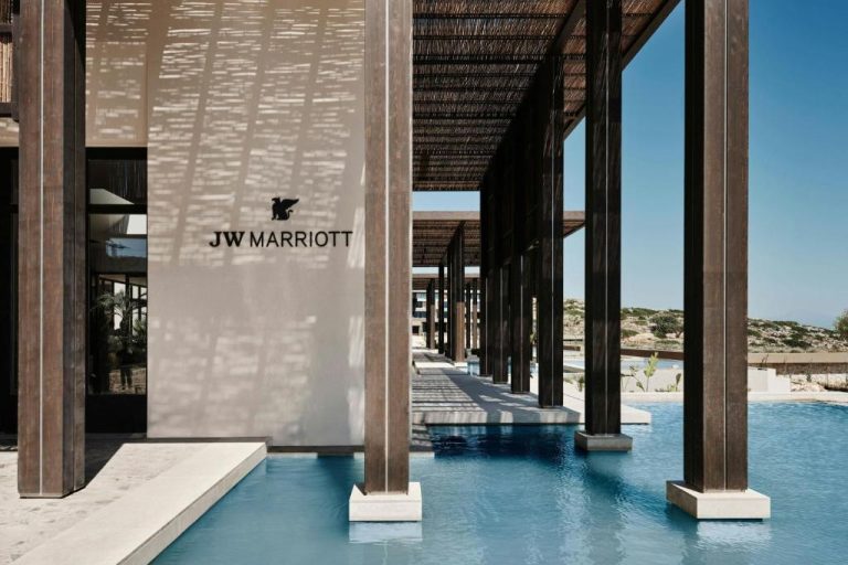 Piscina exterior con columnas y zona de aguas del JW Marriott Crete Resort & Spa en Grecia