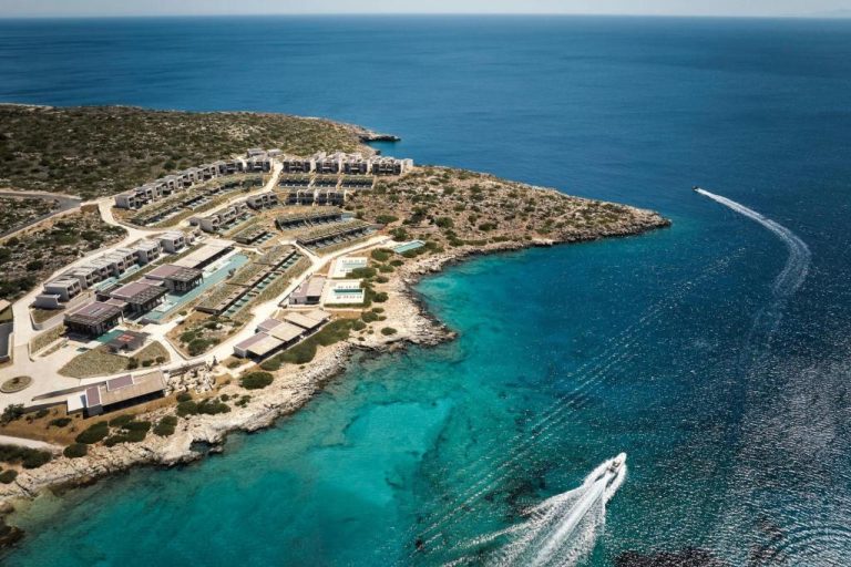 Vista aérea del JW Marriott Crete Resort & Spa con villas frente al mar turquesa de Creta
