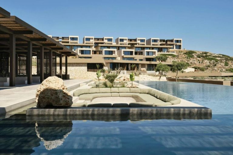 Piscina infinita con zona lounge y vistas al resort JW Marriott Crete Resort & Spa en Creta