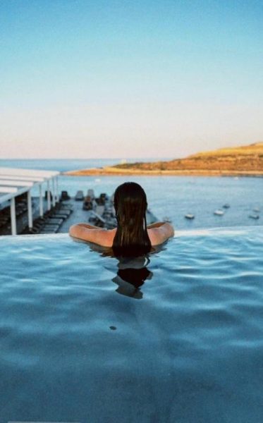 Piscina infinita con vistas al mar del Qawra Palace Resort & Spa en Malta al atardecer