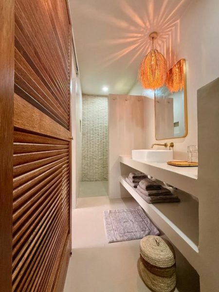 Baño moderno con lavabo suspendido y lámpara decorativa en Yucca Mini Boutique Hotel Adults Only