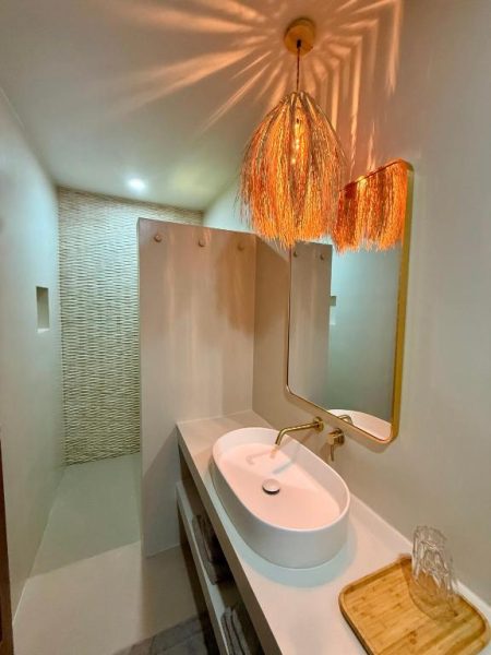 Baño moderno con lavabo sobre encimera y lámpara de fibras en Yucca Mini Boutique Hotel Adults Only