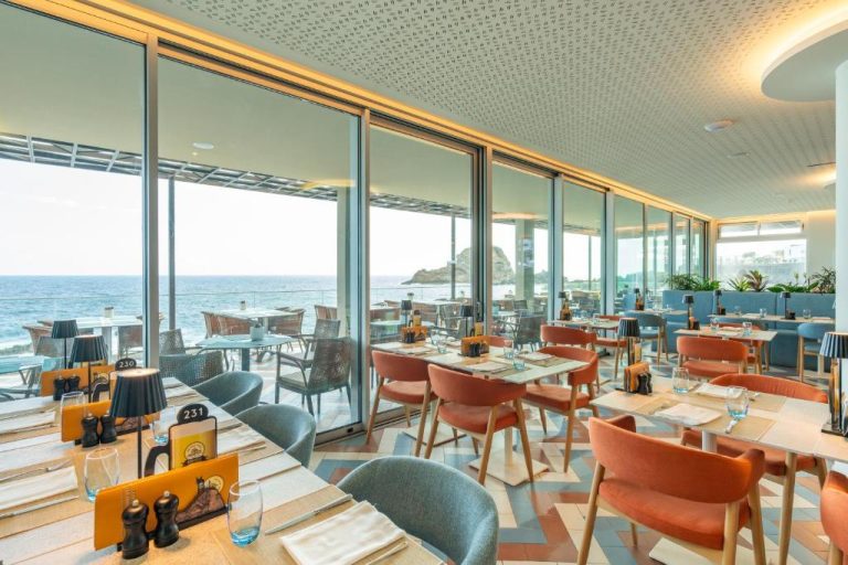 Restaurante con vistas panorámicas al océano Atlántico en el hotel Aqua Natura Madeira