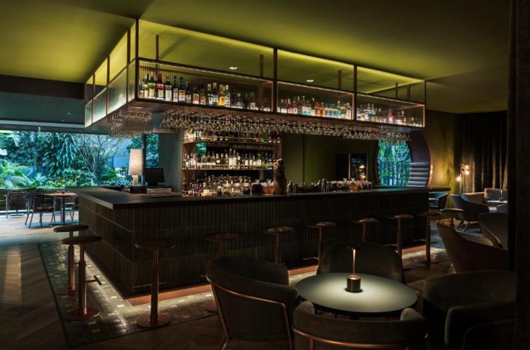 Bar de cócteles con ambiente íntimo y decoración moderna en el Hotel Poblado Plaza de Medellín