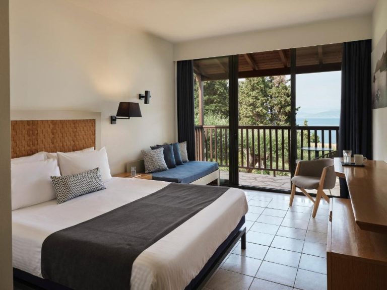 Habitación doble con cama king, balcón y vistas al mar en Aeolos Beach Resort