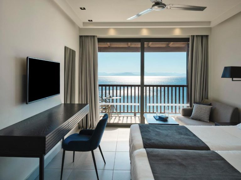 Habitación doble con balcón y vistas al mar en Aeolos Beach Resort, decoración moderna