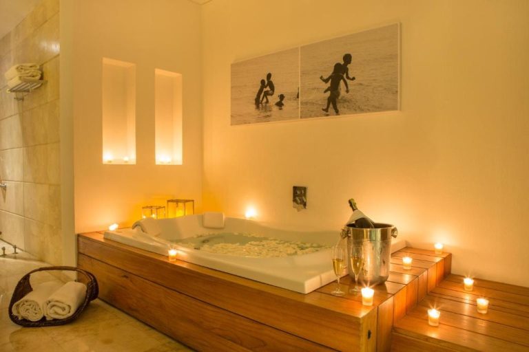 Jacuzzi romántico con velas y champán en el Movich Hotel Cartagena de Indias