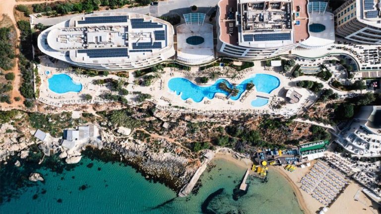Vista aérea del Radisson Blu Resort Malta Golden Sands con piscinas exteriores y acceso directo a la playa