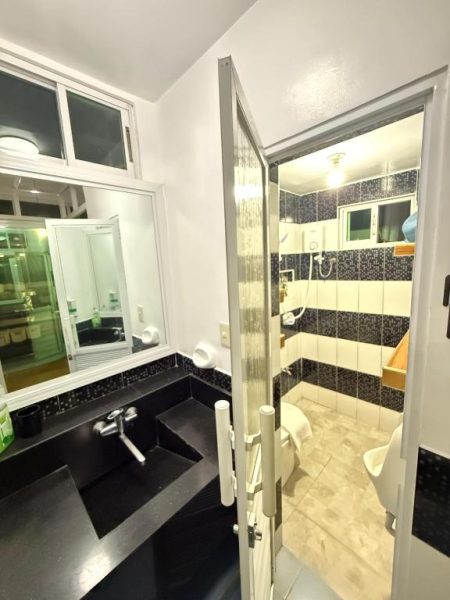 Baño moderno con ducha de vidrio y lavabo negro en Italy Condotel Darasa