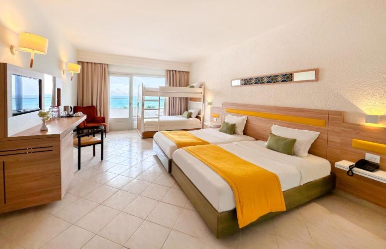 Habitación familiar con literas y vistas al mar en el Hotel Sol Azur, cama doble y decoración moderna