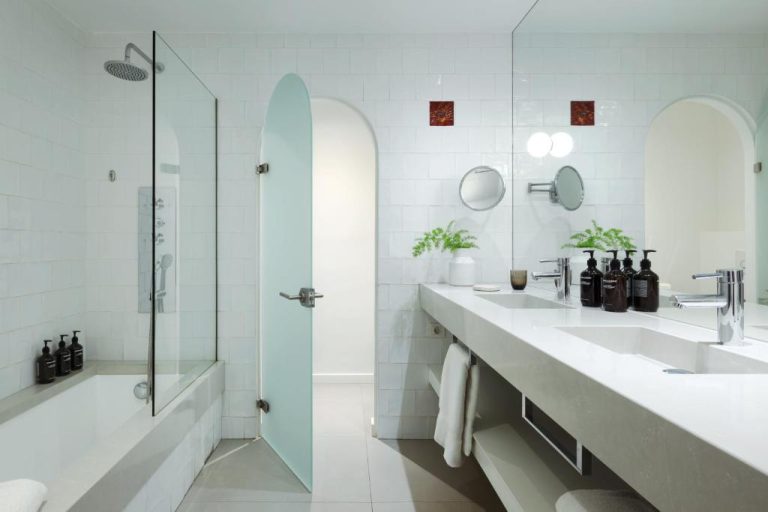 Baño de lujo con bañera y ducha de lluvia en el Vilalara Grand Hotel Algarve