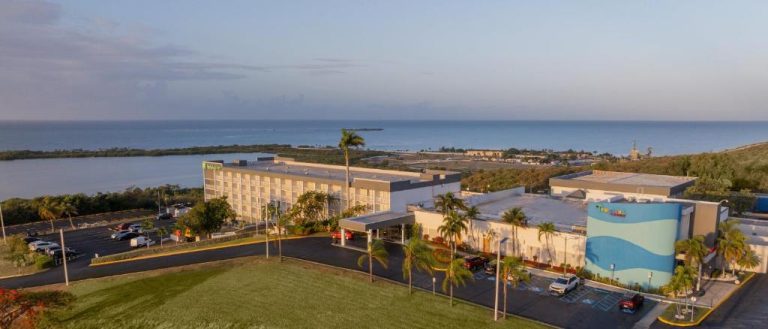 Vista aérea del Holiday Inn Ponce y El Tropical Casino con palmeras y el mar Caribe al fondo