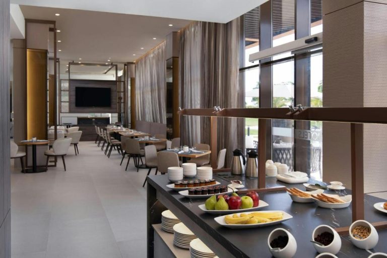 Buffet de desayuno con frutas frescas y repostería en el AC Hotel by Marriott Punta Cana