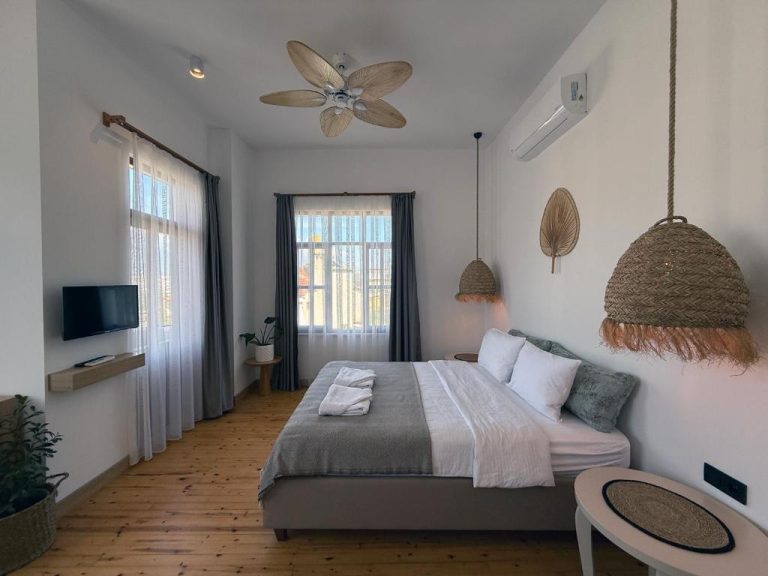 Habitación doble con decoración boho y ventiladores de techo en Casa Vagabundo Adults Only