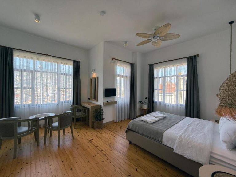 Habitación doble con suelo de madera y vistas a la ciudad en Casa Vagabundo Adults Only