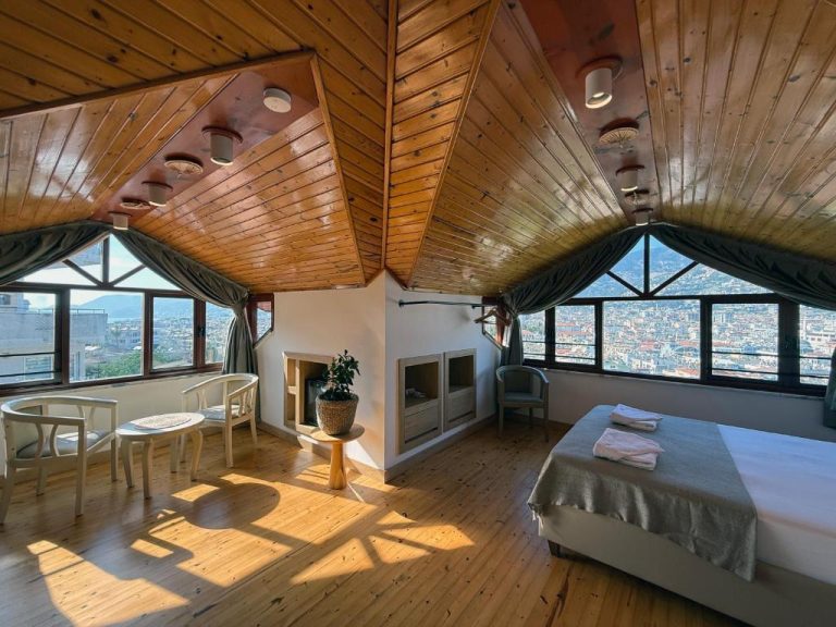 Ático con techo de madera, chimenea y vistas panorámicas a la ciudad en Casa Vagabundo Adults Only