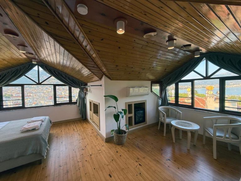 Habitación abuhardillada con vistas panorámicas a la ciudad y el mar en Casa Vagabundo Adults Only