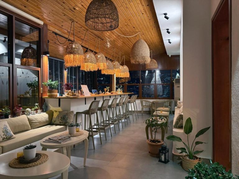 Bar terraza con iluminación de mimbre y zona lounge del hotel Casa Vagabundo Adults Only