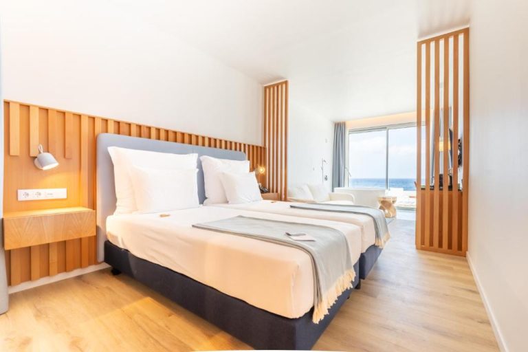 Habitación doble con cama king size y vistas al mar en el hotel Aqua Natura Madeira