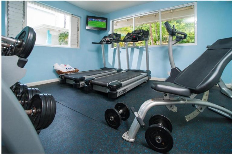 Gimnasio totalmente equipado con cintas de correr Cybex y pesas en Deja Resort All Inclusive
