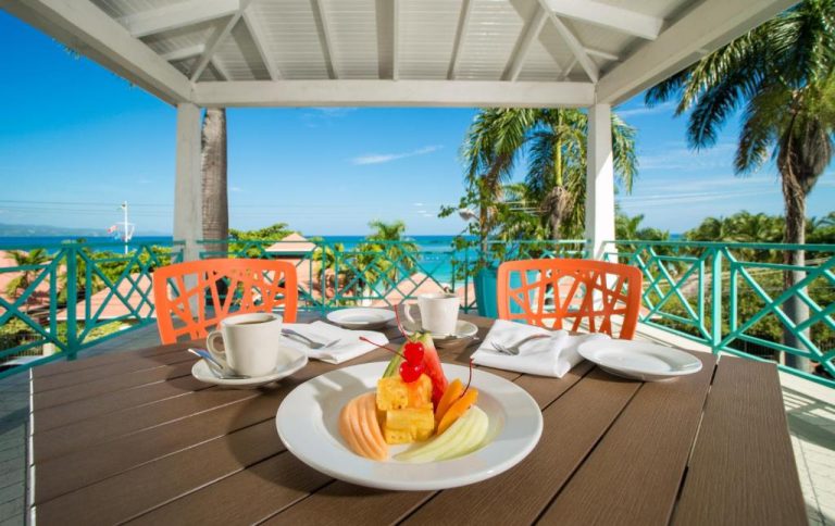 Desayuno con frutas tropicales en terraza con vista al mar del Deja Resort All Inclusive Jamaica