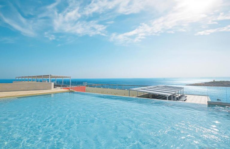 Piscina infinita con vistas al mar Mediterráneo en el Qawra Palace Resort & Spa de Malta