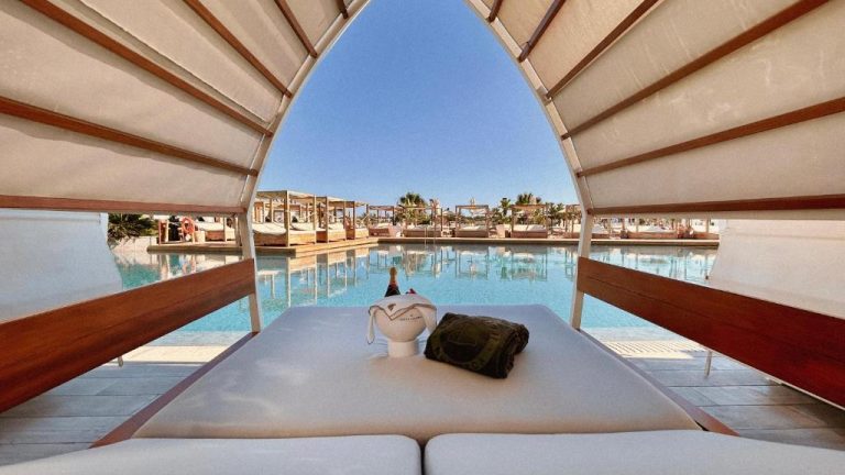 Cabana privada con vistas a la piscina exterior del Lago Resort Menorca Casas del Lago Adults Only