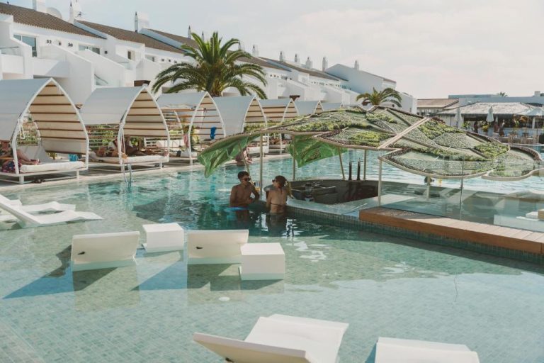 Piscina swim-up bar con cabanas de lujo en Lago Resort Menorca Casas del Lago Adults Only