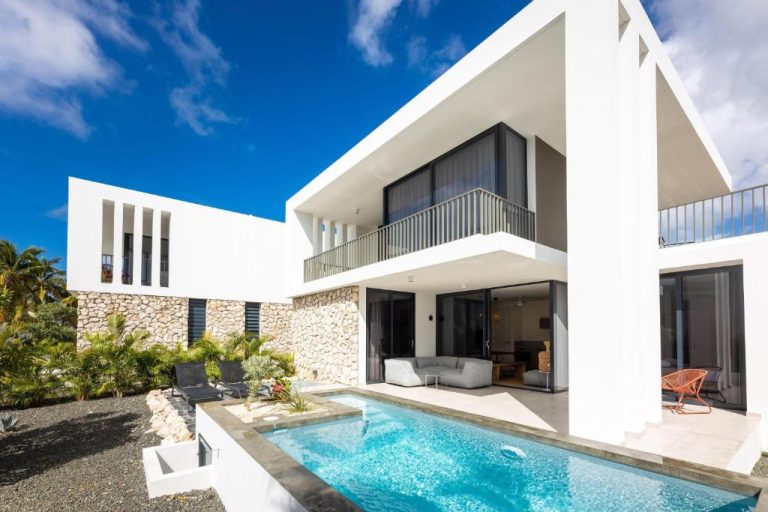 Villa de lujo con piscina privada y terraza exterior en Coral Estate Luxury Resort