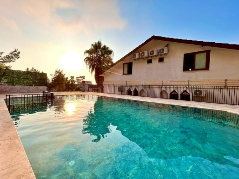 Piscina exterior con aguas cristalinas y vistas al atardecer en Castello By Mediterra Hotel