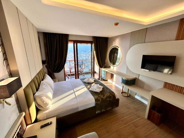 Habitación doble con cama king, balcón y vistas panorámicas a la ciudad en Castello by Mediterra Hotel