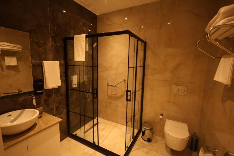 Baño de lujo con ducha de cristal y mármol en Green Roof Boutique Hotel & SPA Istanbul Airport