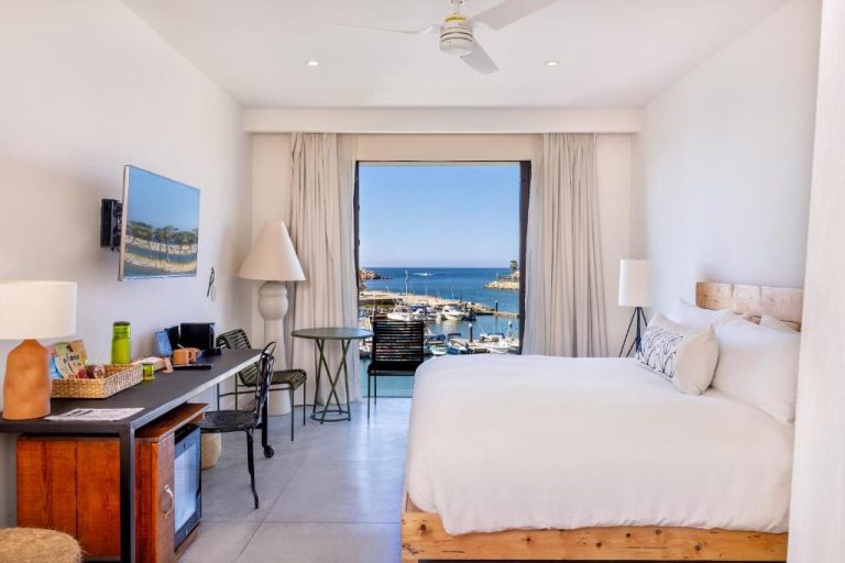 Habitación doble con vista al puerto deportivo y mar en Hotel El Ganzo Adults Only Los Cabos