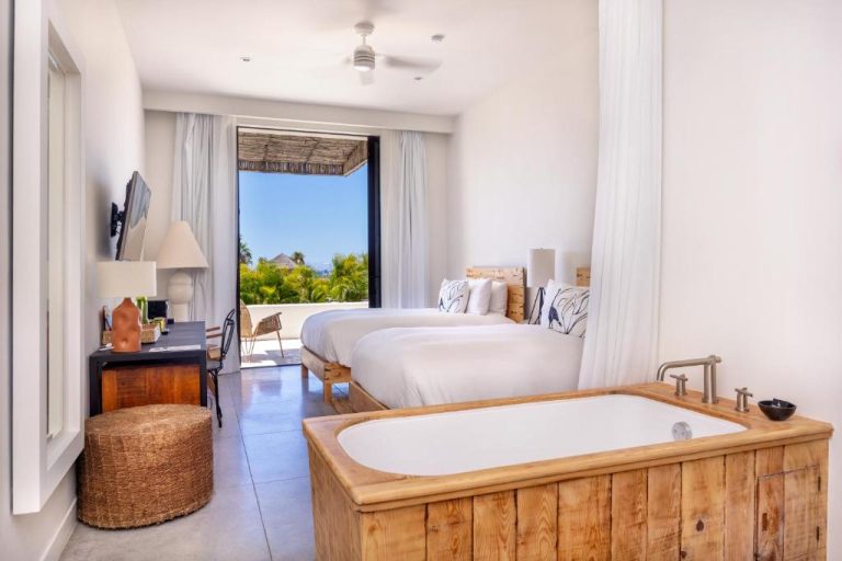 Habitación de lujo con bañera exenta de madera y terraza con vistas en Hotel El Ganzo Adults Only