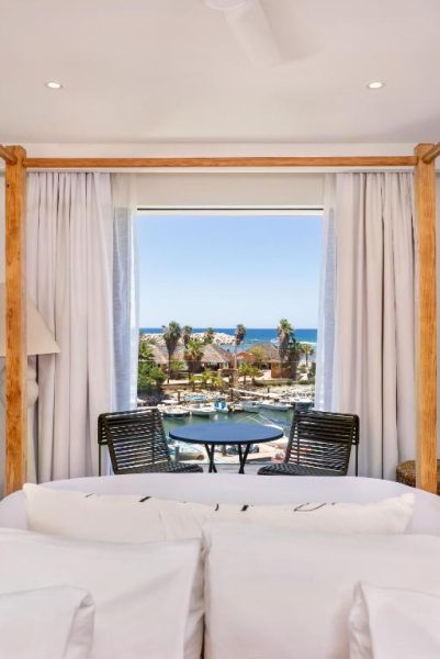 Habitación con cama doble y vistas a la marina y el mar en Hotel El Ganzo Adults Only