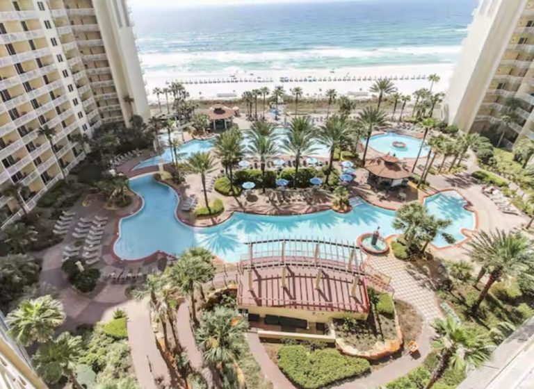 Vista aérea de las piscinas exteriores y playa del resort Shores of Panama 315 en Panama City Beach