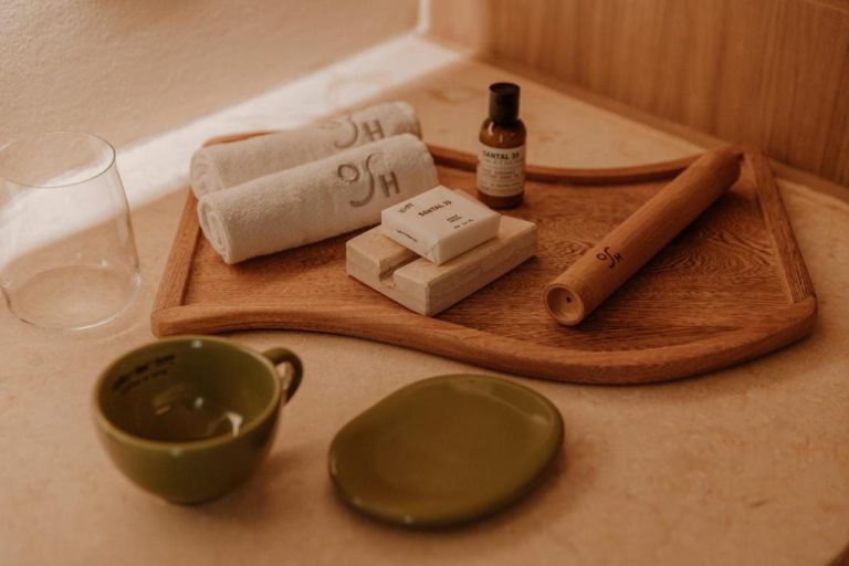 Amenities de bienvenida con jabón Santal 33, toallas y accesorios de madera en Osh Hotel Cartagena