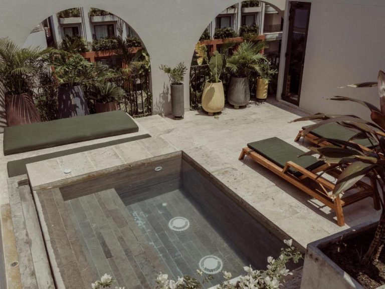 Plunge pool privada con tumbonas y vegetación tropical en Osh Hotel Cartagena, Colombia