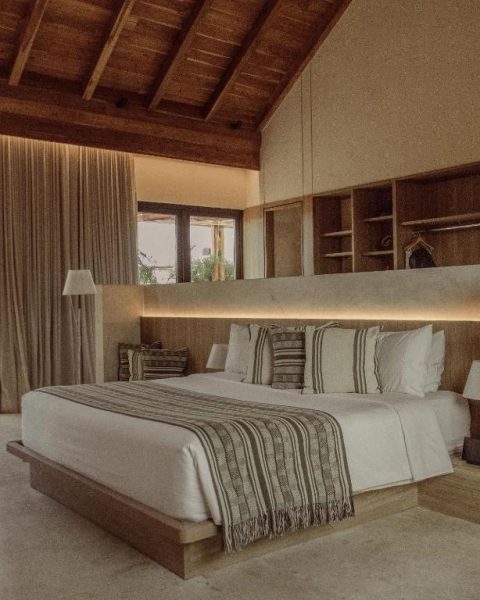 Habitación deluxe con cama king size y techo de madera artesanal en Osh Hotel Cartagena