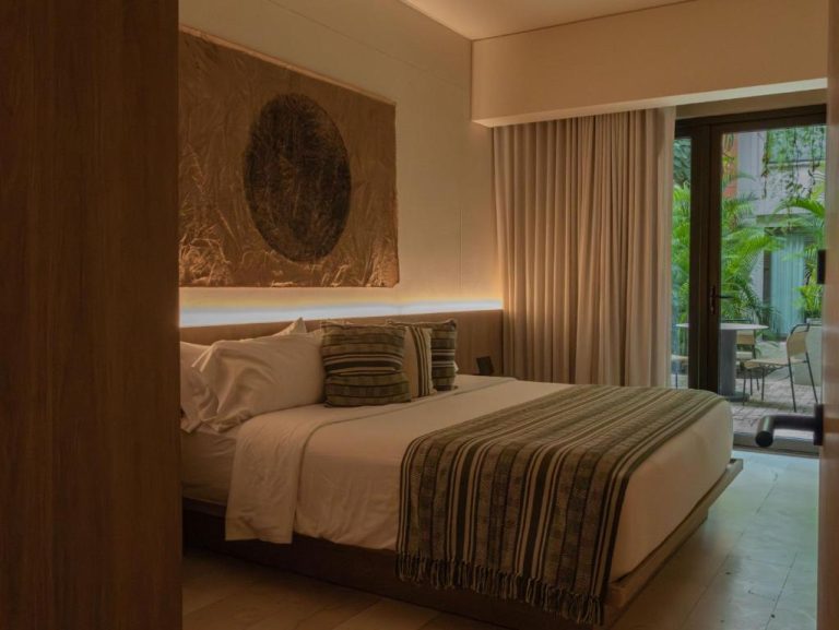 Habitación doble con cama king size y terraza privada con jardín en Osh Hotel Cartagena