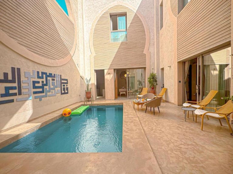 Patio interior con piscina privada y zona de relax del Riad Timija en Marrakech