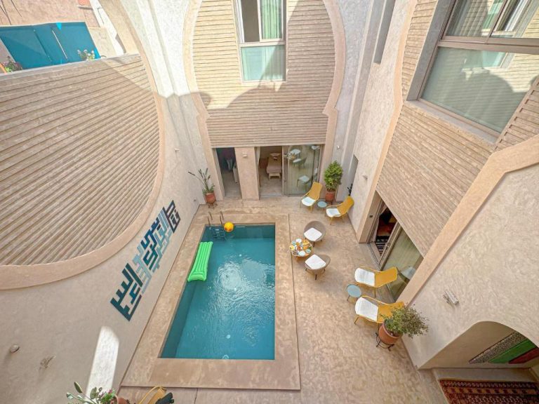Patio interior con piscina privada y zona de descanso del Riad Timija en Marrakech