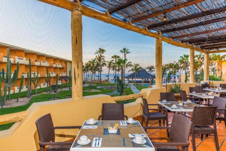 Terraza del restaurante con vistas al mar y palmeras en Posada Real Los Cabos, México
