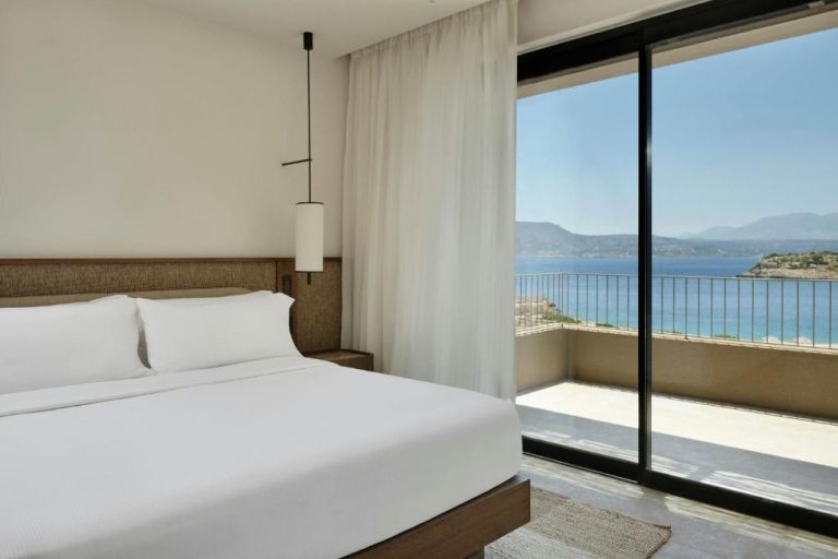 Habitación doble con cama king y balcón con vistas al mar en JW Marriott Crete Resort & Spa